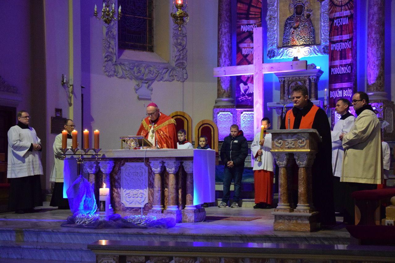 Włocławek: bp Mering przewodniczył Drodze Krzyżowej w parafii św. Stanisława