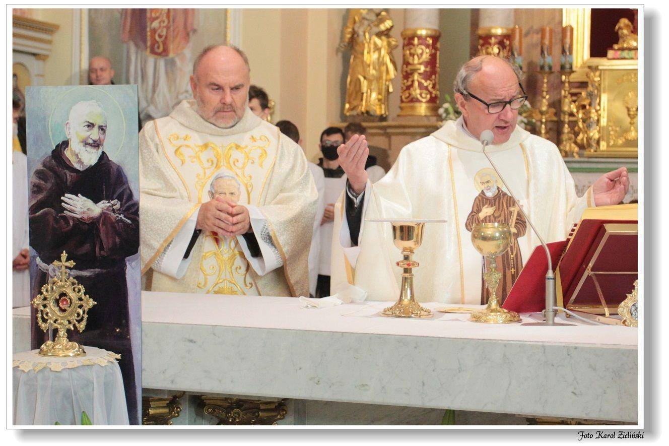 Uroczyste wprowadzenie relikwii św. Ojca Pio w parafii św. Wita w Tuliszkowie