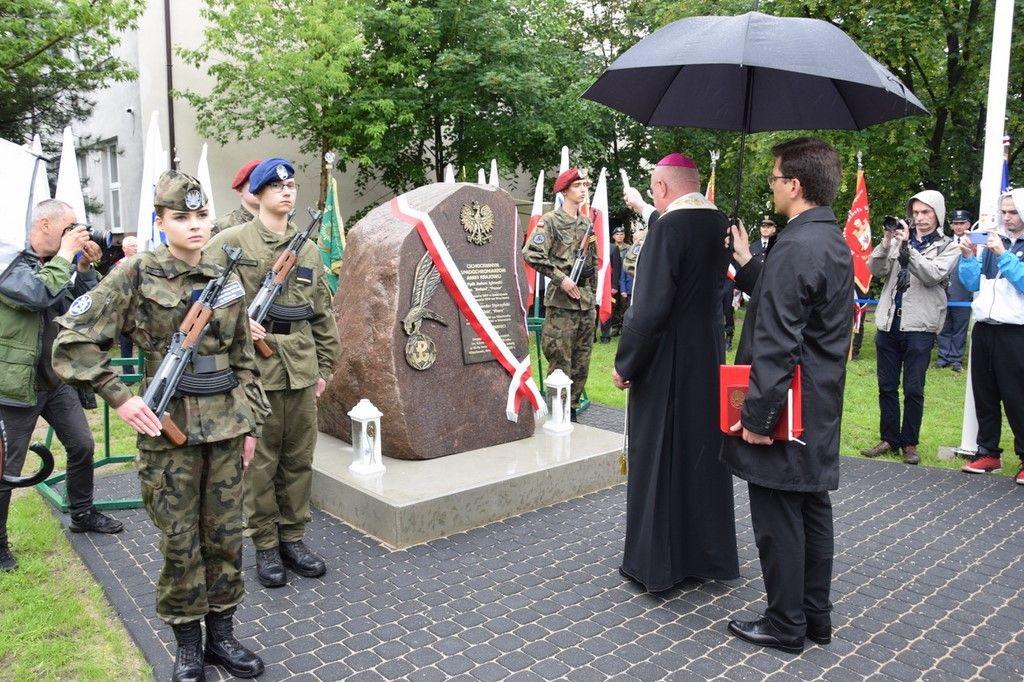 Włocławek: Biskup Diecezjalny poświęcił Pomnik Cichociemnych Spadochroniarzy AK