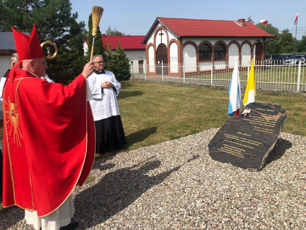 Czernikowo: bp Wętkowski poświęcił obelisk upamiętniający bł. kard. Wyszyńskiego