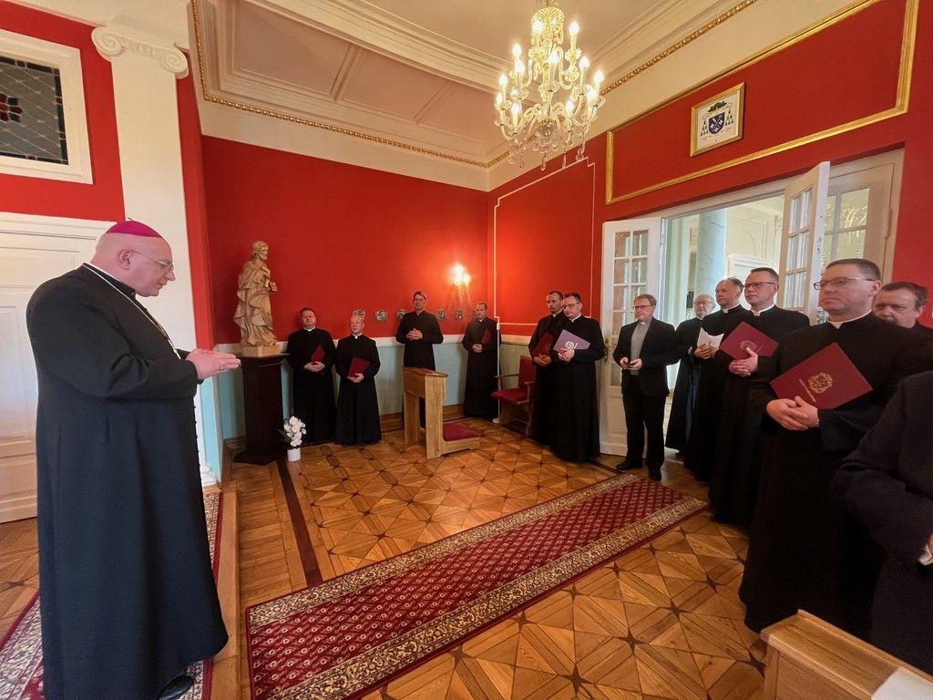 Biskup włocławski wręczył dekrety proboszczowskie