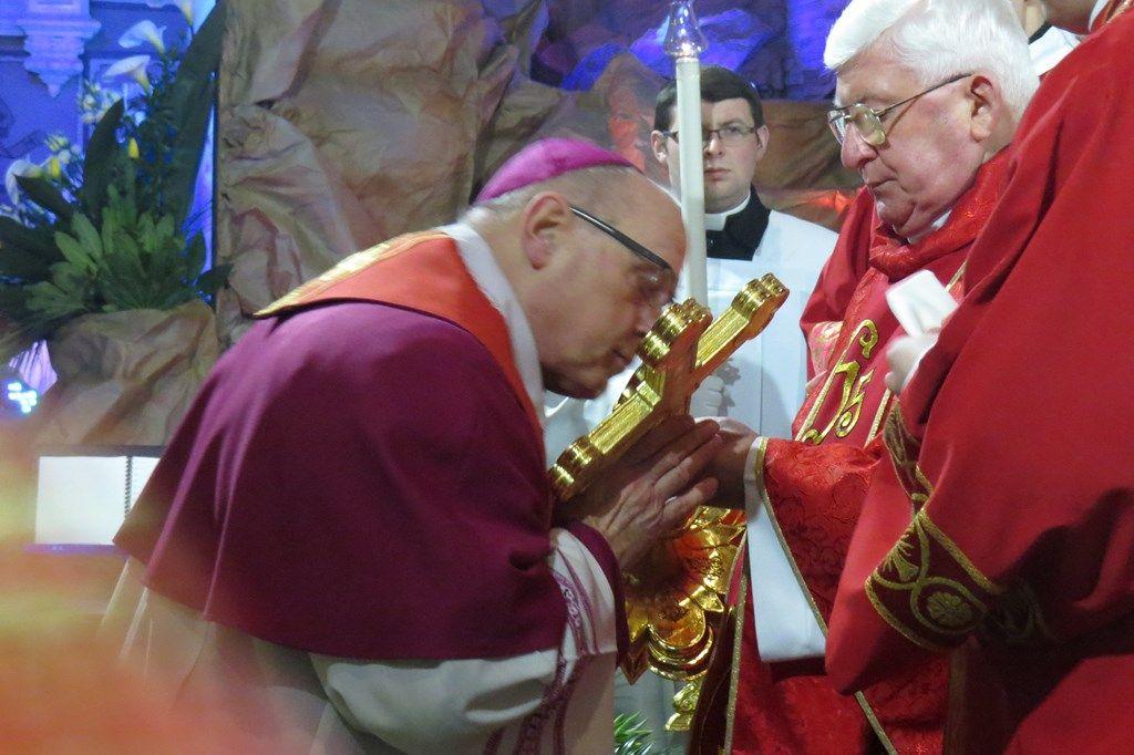 Bp Mering na zakończenie Liturgii Męki Pańskiej: dziś czuwaliśmy przy Najświętszej Obecności Jezusa