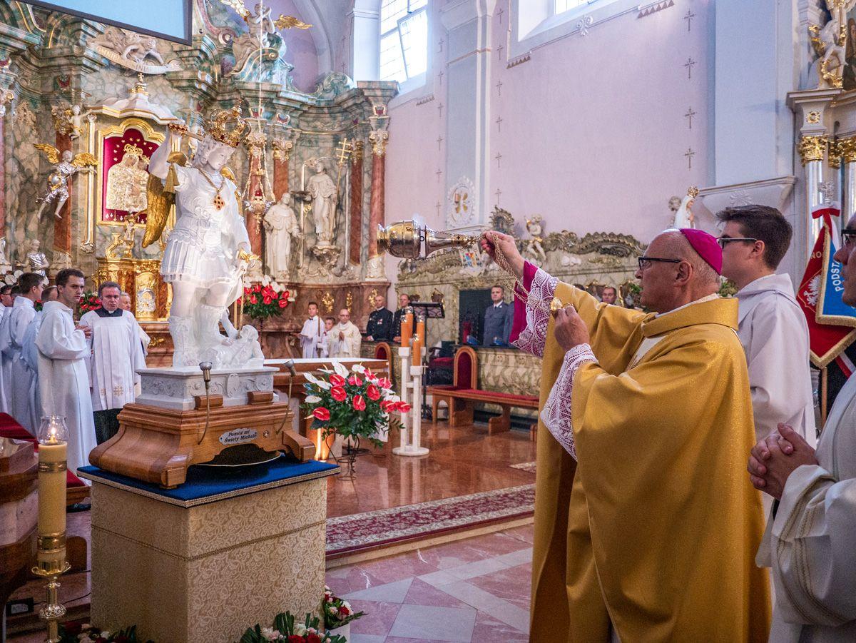 Kłodawa: Bp Mering przewodniczył uroczystości nawiedzenia figury św. Michała Archanioła
