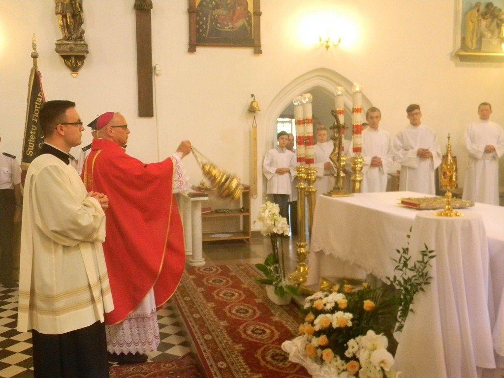 Szadek: Bp Mering wprowadził relikwie św. s. Faustyny