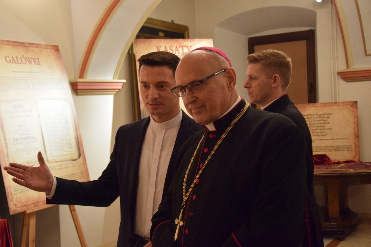 Pasterz Diecezji otworzył wystawę poświęconą diecezji włocławskiej w latach niewoli narodowej