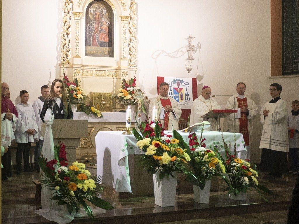 Brzezie: Biskup Włocławski poświęcił witraże i chrzcielnicę