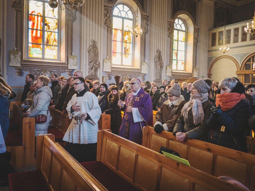 Bp Mering poświęcił witraże w kościele parafialnym w Broniewie