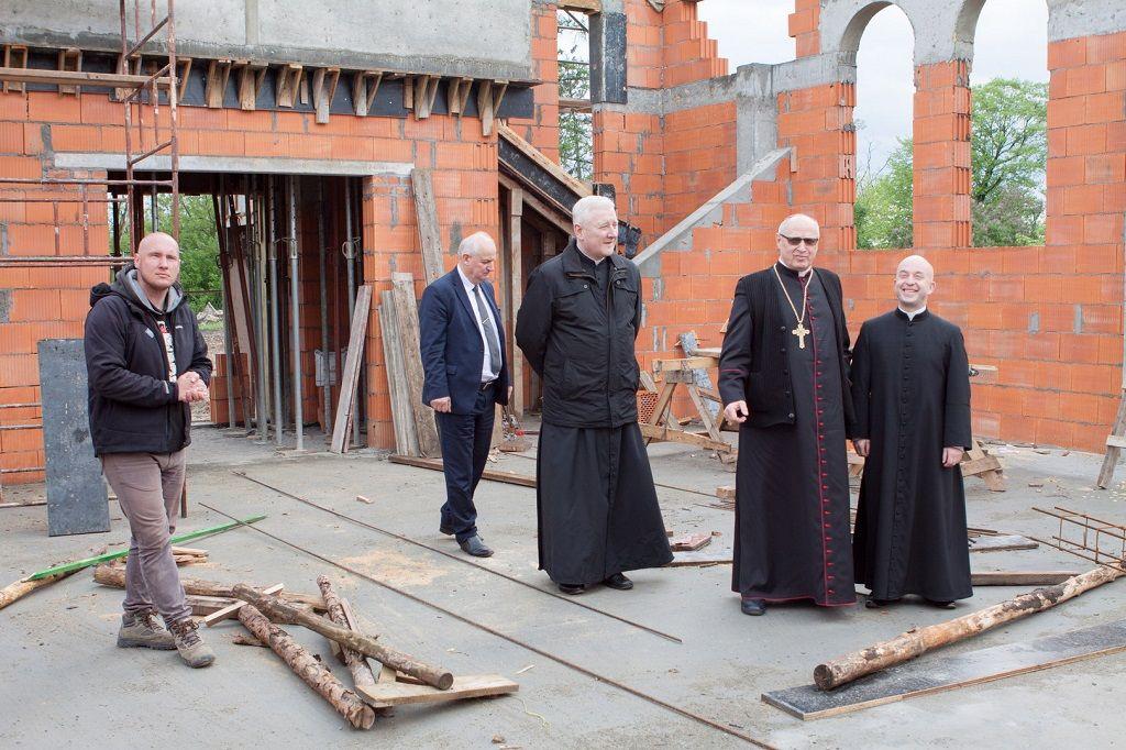 Biskup Włocławski na miejscu budowy nowej świątyni