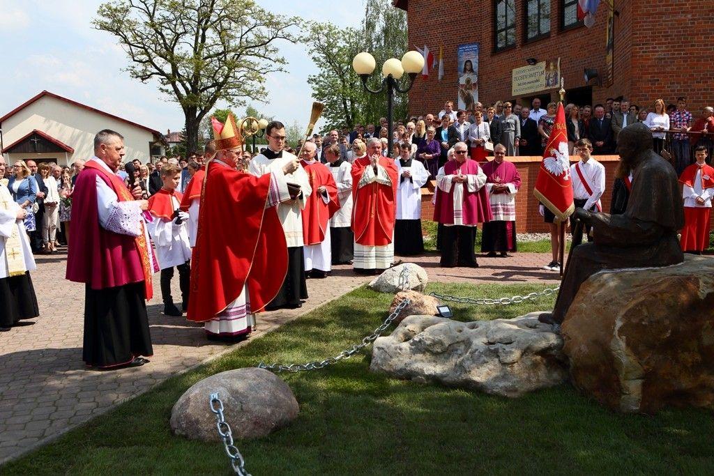 Malanów: bp Gębicki poświęcił pomnik św. Jana Pawła II