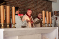 Włocławek: Poświęcenie ołtarza, ambony i stacji drogi krzyżowej w kaplicy bł. Stefana kard. Wyszyńskiego