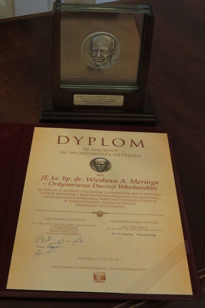 Najważniejsze wydarzenia mijającego roku – ks. bp Wiesław Mering uhonorowany nagrodą im. Włodzimierza Pietrzaka