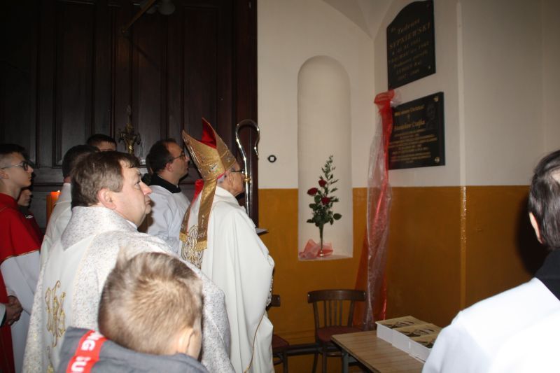 Lubień Kujawski. Poświęcenie tablicy ku czci ks. bp. Stanisława Czajki