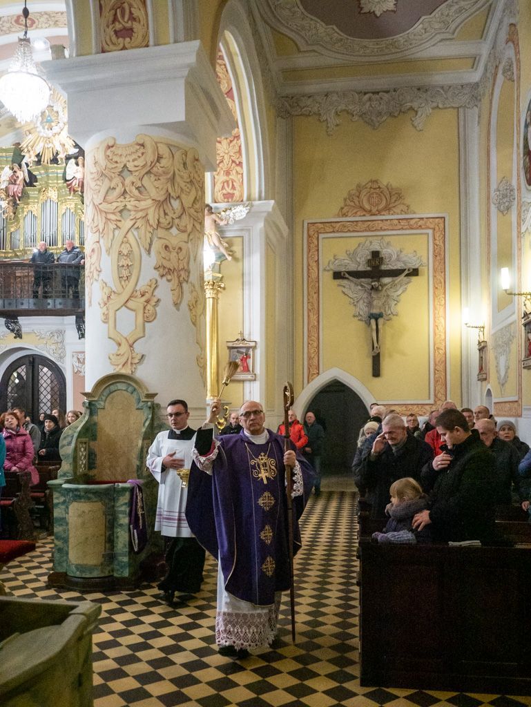 Sieradz: bp Mering poświęcił witraże i odnowioną polichromię