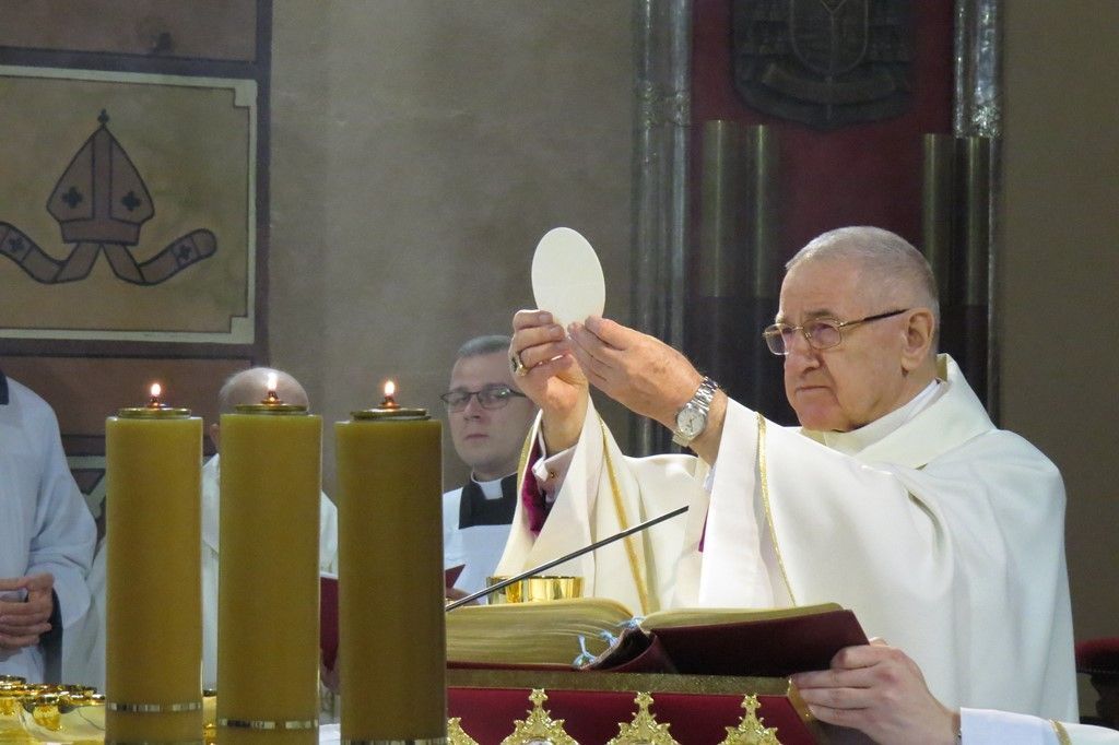 Bp Gębicki podczas Mszy Wieczerzy Pańskiej: Jezus ma serce Ojca, który kocha każdego grzesznika