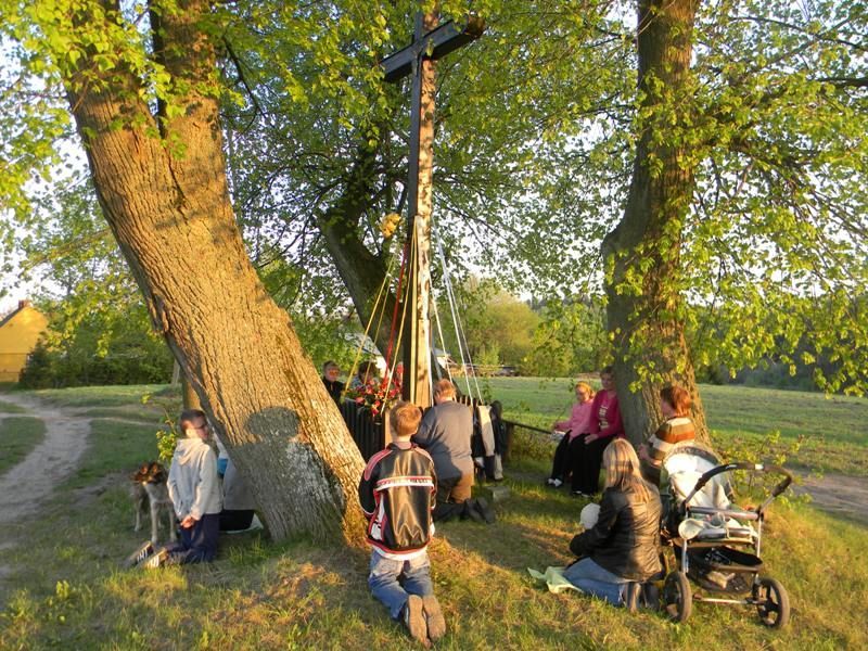 Nabożeństwa majowe - znaczenie, tradycja i współczesność