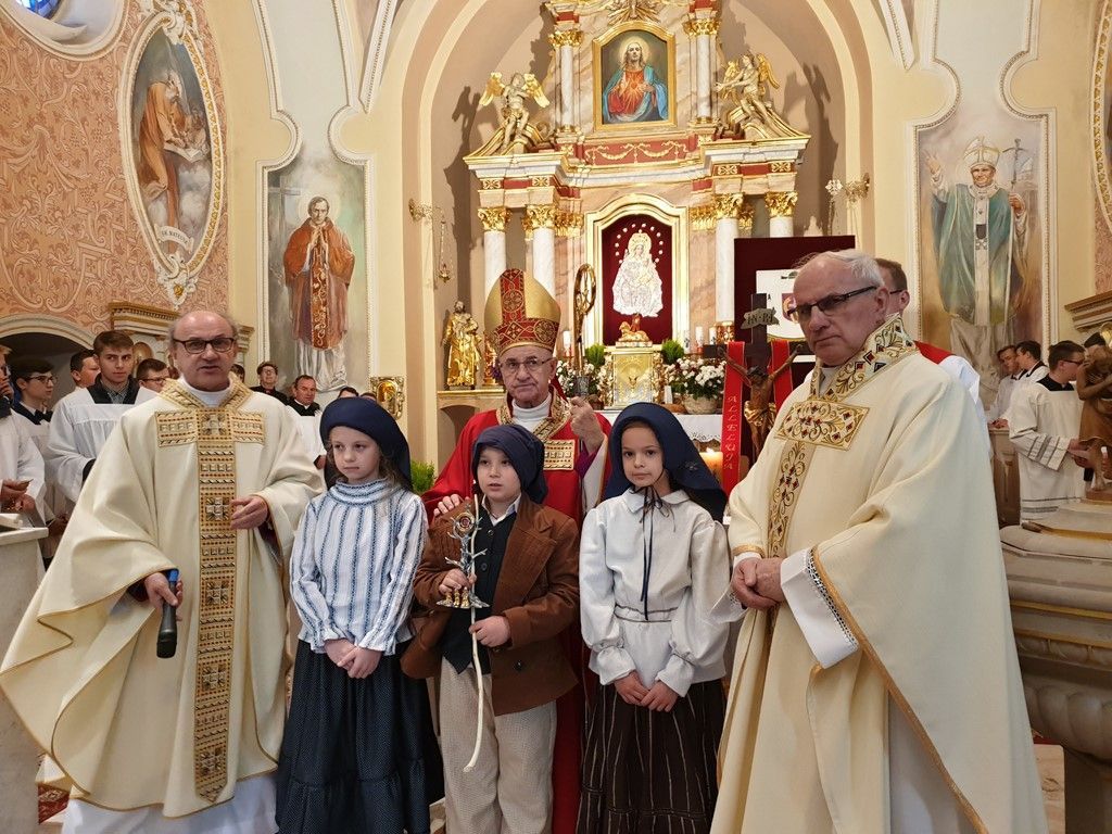 Tuliszków: wprowadzenie relikwii Dzieci Fatimskich