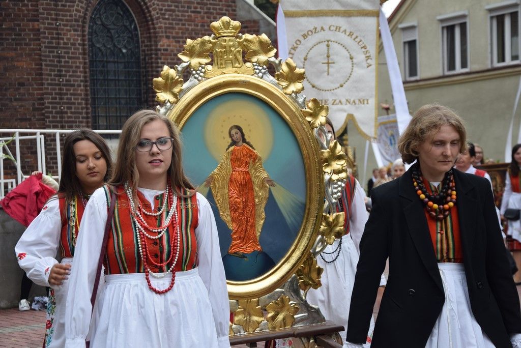 Bp Buzun w Charłupi Małej: Maryja przyszła na świat w rodzinie, w małżeństwie
