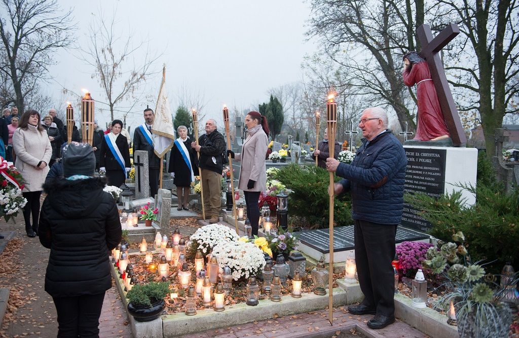 Piotrków Kujawski: bp Mering otworzył i poświęcił Izbę Pamięci