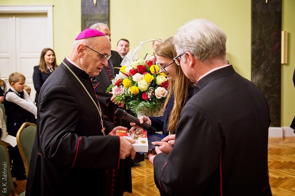Urodzinowe spotkanie długoszaków z Pasterzem Diecezji w odnowionej auli szkoły
