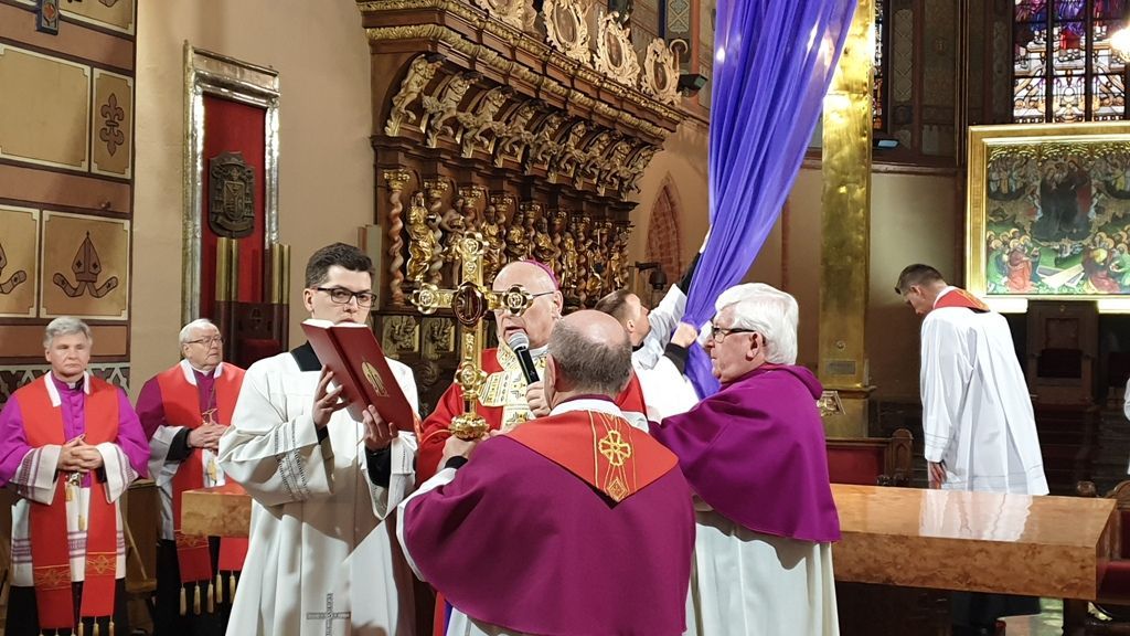 Bp Mering: w opisie Męki Jezusa odnajdźmy siebie pytając, po której stronie jesteśmy?