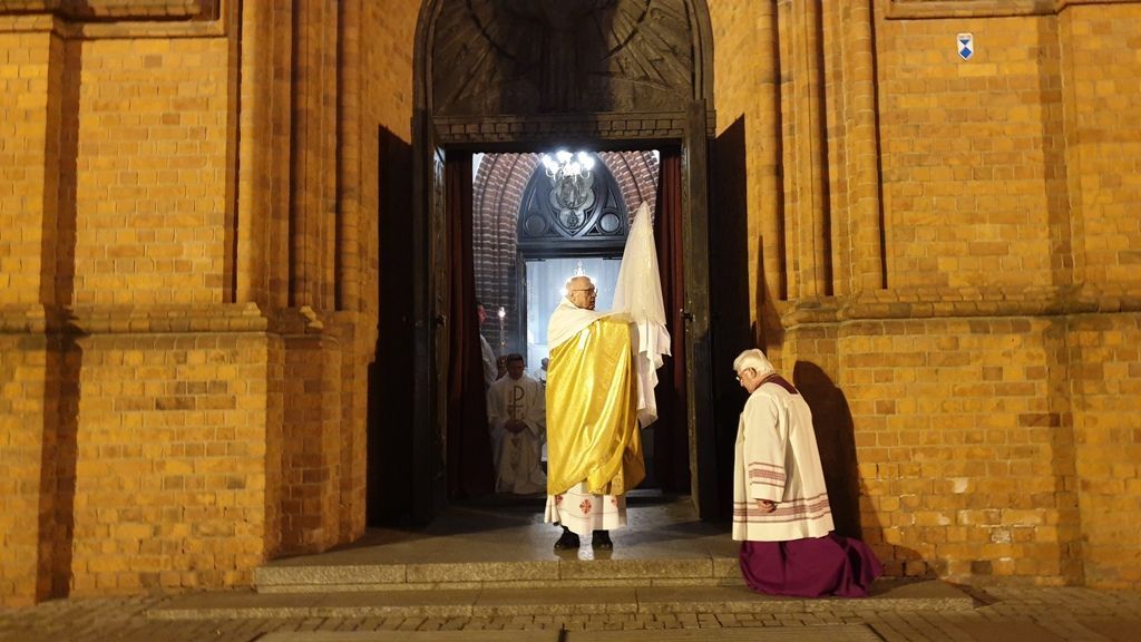 Wigilia Paschalna: bp Mering w drzwiach katedry pobłogosławił miastu i diecezji