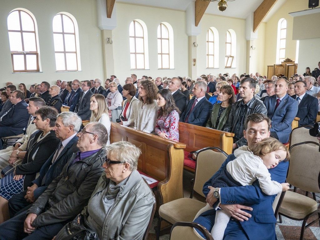 Rząd znosi limit wiernych w kościołach, ale nadal konieczne maseczki