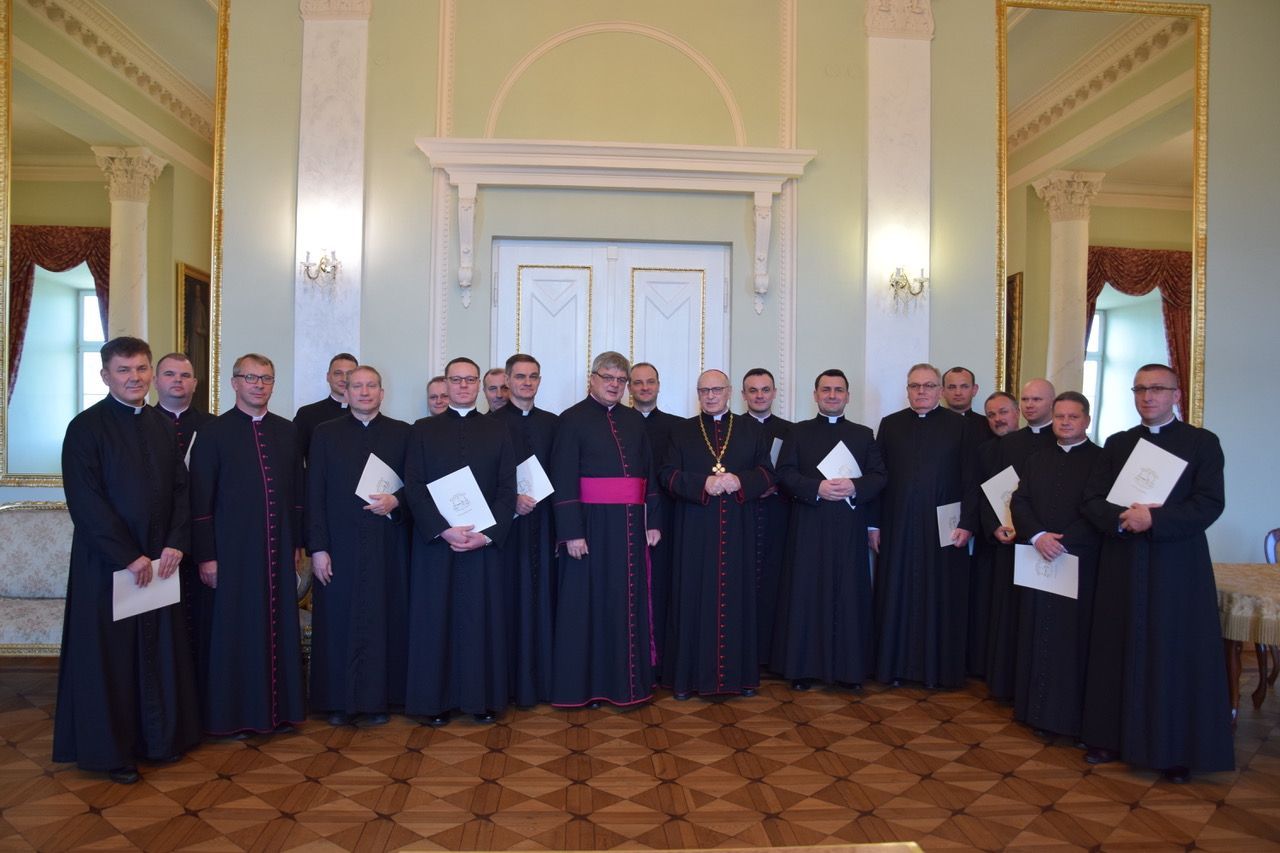 Nowi proboszczowie otrzymali dekrety kierujące na parafie