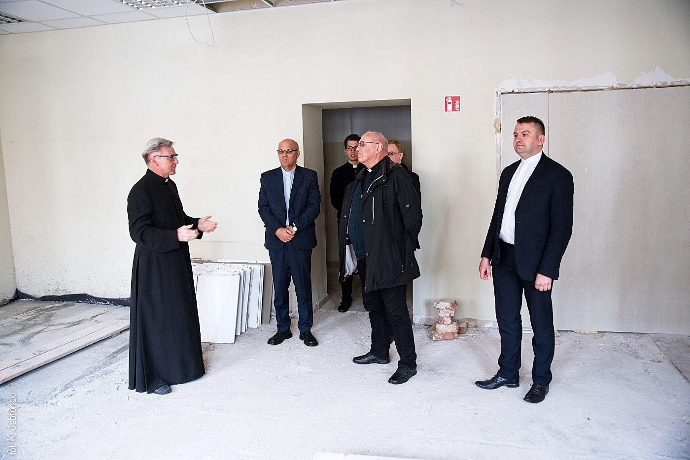 Ks. bp W. Mering oglądał postępy prac remontowo-budowlanych w „Małym Długoszu”