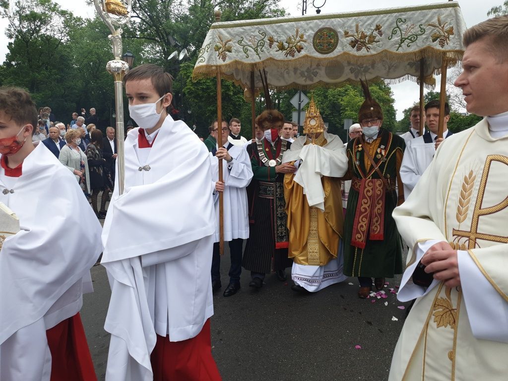 Bp Mering: powinniśmy drżeć ze szczęścia, że Bóg przychodzi do nas w Eucharystii