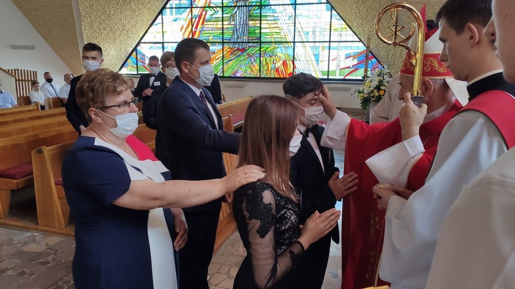 Smólnik: ks. bp Gębicki udzielił młodzieży sakramentu dojrzałości chrześcijańskiej