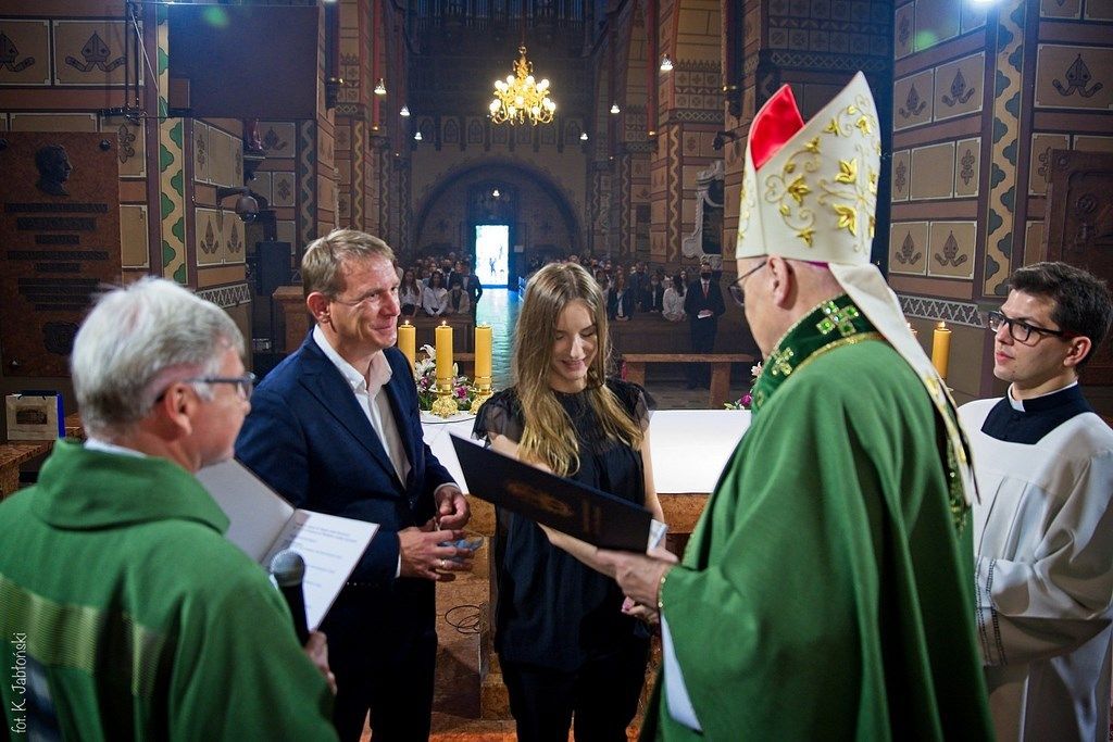 Ks. bp Mering: zadaniem szkoły jest nie tylko przekazywanie wiedzy, ale również wychowywanie