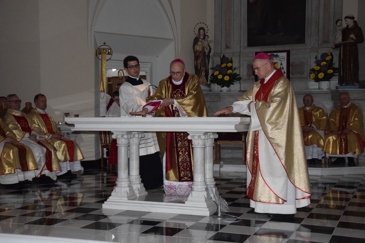 Ciechocinek: w Kolegiacie bp Mering poświęcił nowy ołtarz