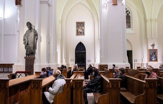 Nowe obostrzenia antyepidemiczne - 1 osoba na 15 m kw. w kościołach