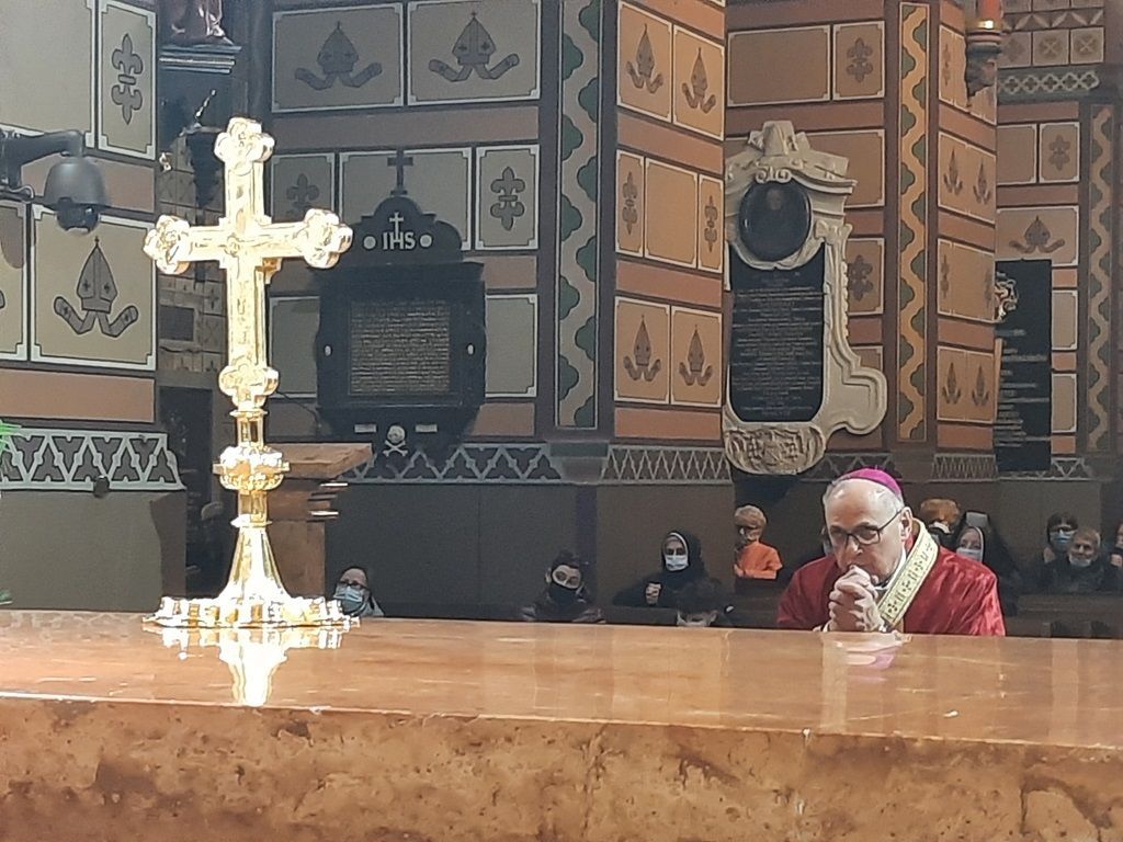 Bp Mering w Wielki Piątek: wpatrzeni w krzyż rozumiemy, co dla życia jest najważniejsze