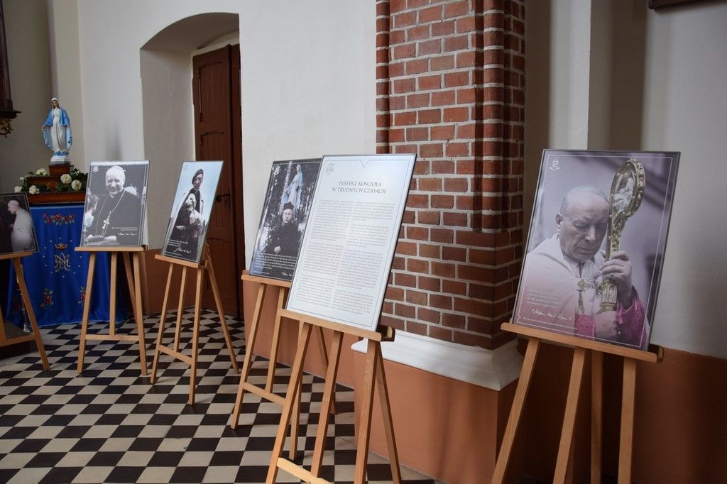 Przedecz: wystawa fotograficzna poświęcona Prymasowi Tysiąclecia