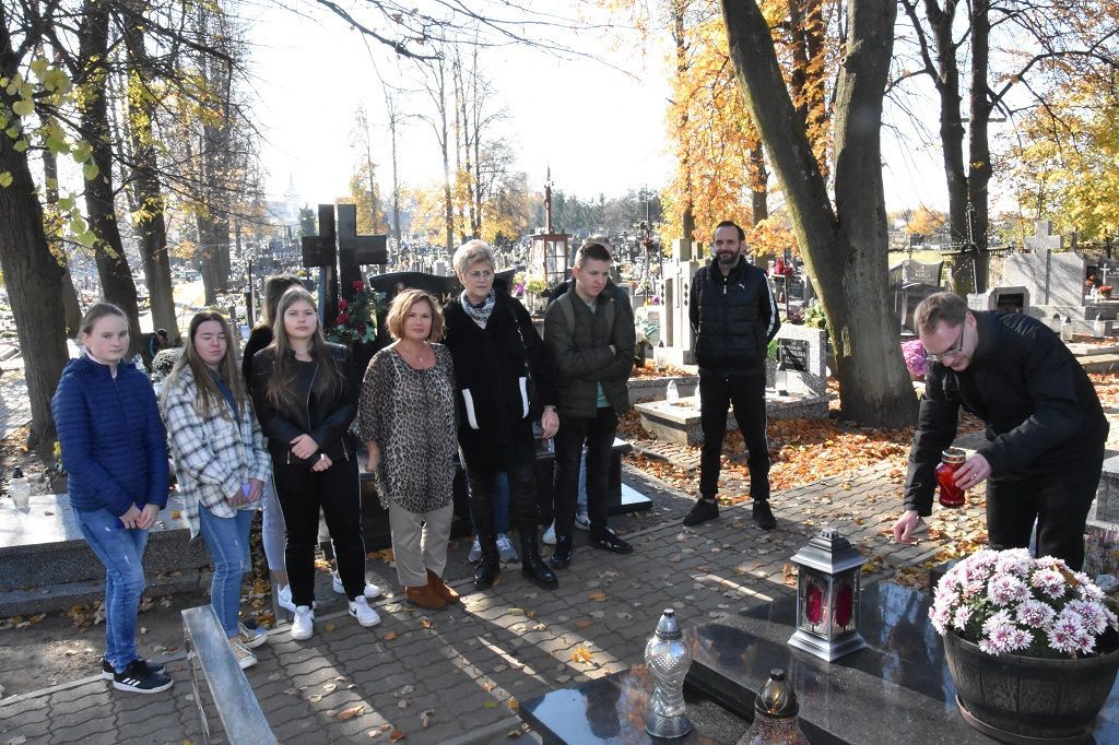Uczniowie z Kowala pamiętają o zmarłych