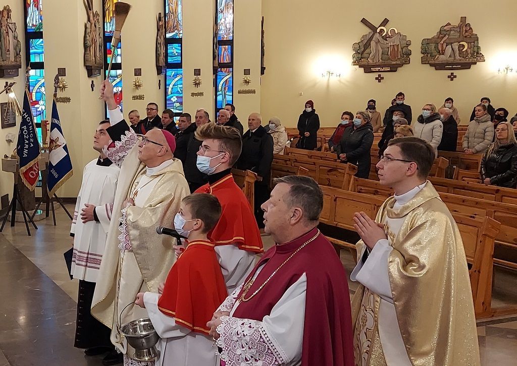 Malanów: bp Mering poświęcił odnowione prezbiterium