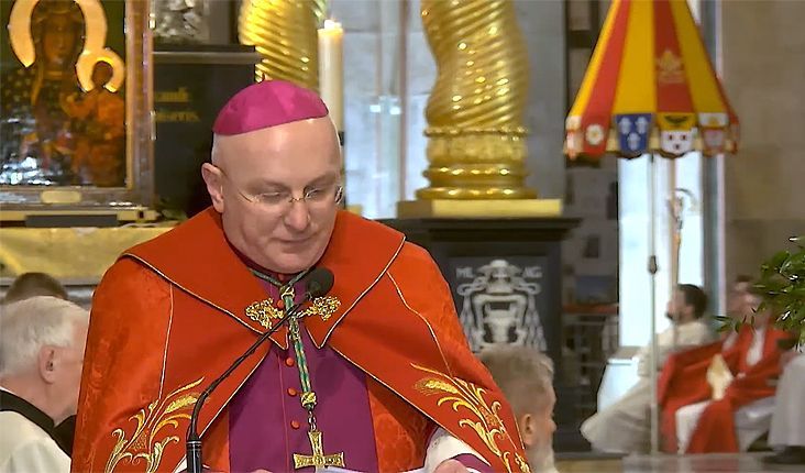 Gniezno: bp Wętkowski przewodniczył nieszporom podczas powitania Matki Bożej w znaku Ikony Jasnogórskiej