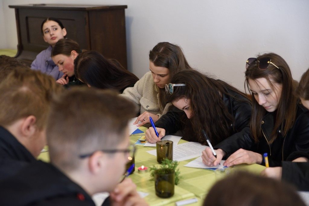 Młodzież dekanatu lubranieckiego i parafianie z Lubrańca na drodze synodalnej