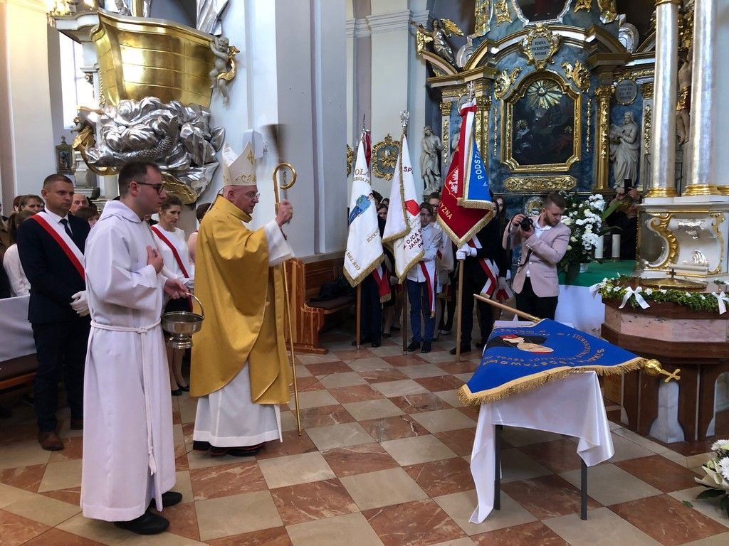 Nowy sztandar dla Szkoły Podstawowej im. bł. kard. Stefana Wyszyńskiego w Wólce Czepowej