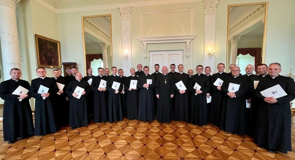 Bp Wętkowski wręczył dekrety księżom wikariuszom