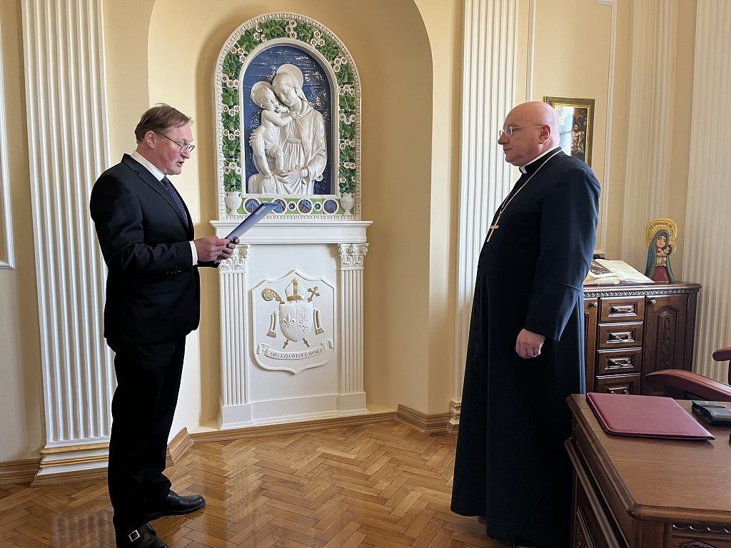 Michał Kachel-Tujdowski otrzymał licencję dostawcy wina mszalnego