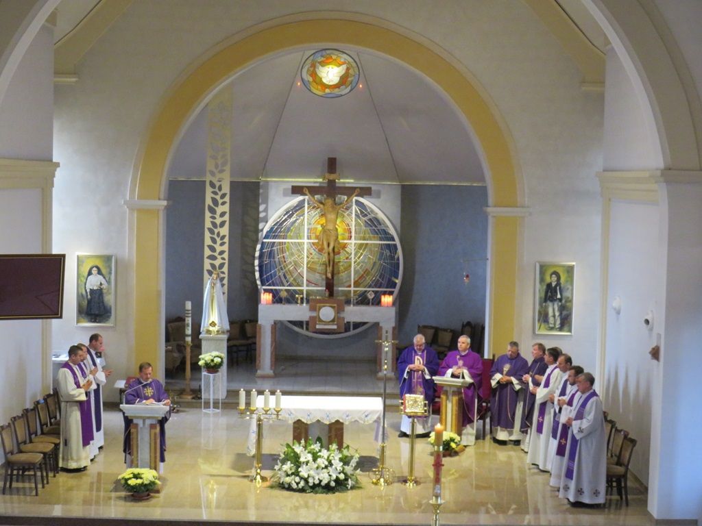 Turek-Obrzębin: modlitwa za zmarłych kapłanów
