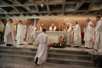 Włocławek: Poświęcenie ołtarza, ambony i stacji drogi krzyżowej w kaplicy bł. Stefana kard. Wyszyńskiego