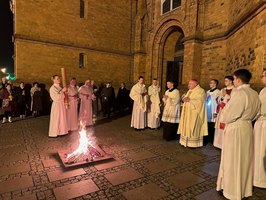 Bp Wętkowski w Wigilię Paschalną: życiem dawajmy świadectwo o Jezusie
