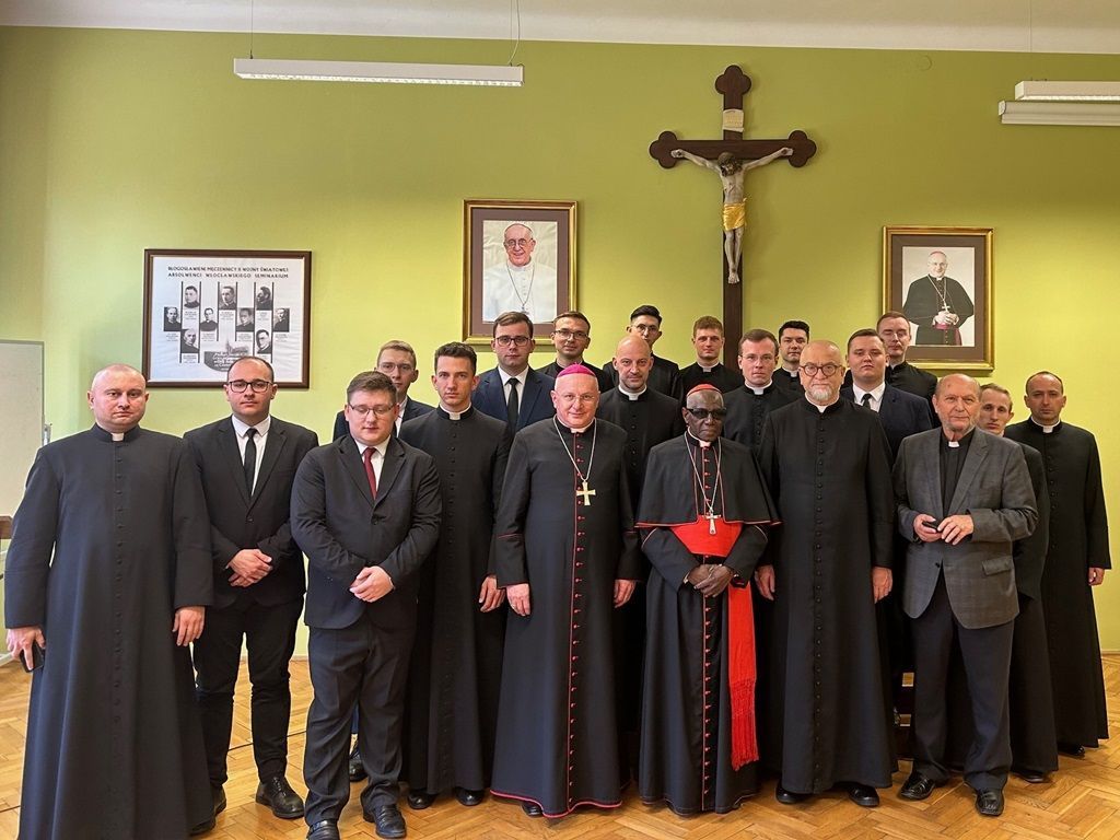 Kard. Sarah do alumnów: niech wasze życie budują trzy filary: krzyż, Eucharystia i Maryja
