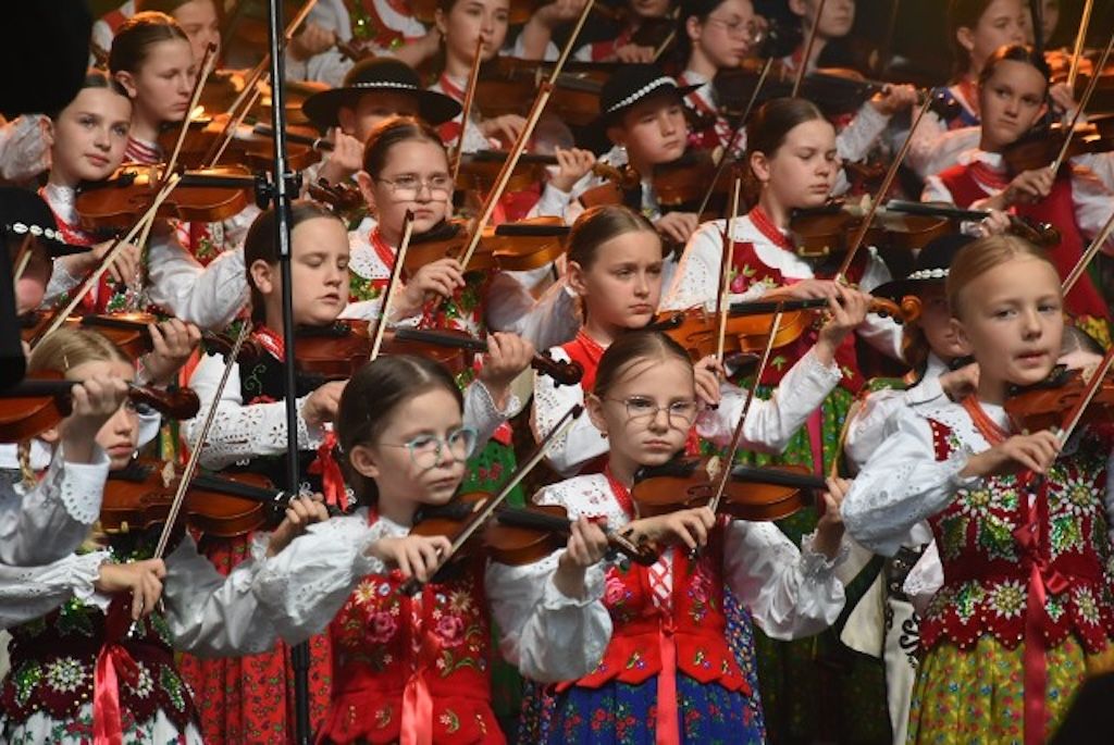 „Ojcowskim sercem” – niezwykły koncert Małej Armii Janosika na sieradzkim rynku