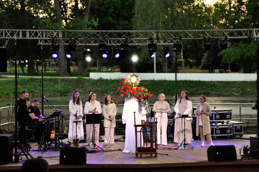 Koncerty Uwielbienia w diecezji włocławskiej – radosne świętowanie Bożego Ciała