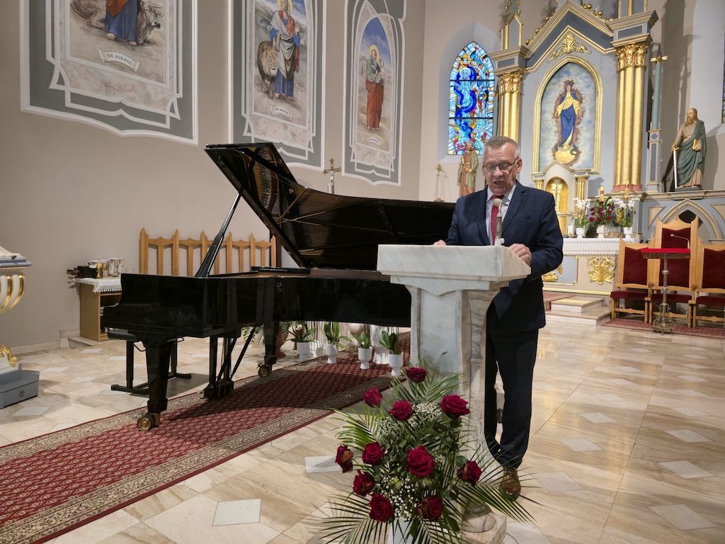 Izbica Kujawska rozbrzmiała muzyką fortepianową – koncert Mateusza Dubiela