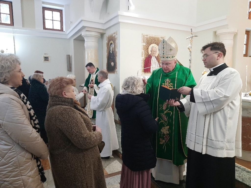 Wieniec Zdrój: Biskup Włocławski udzielił sakramentu namaszczenia chorych kuracjuszom uzdrowiska